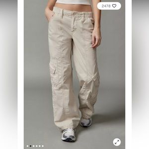 BDG Low-Rise Cargo Pant | size small | cream